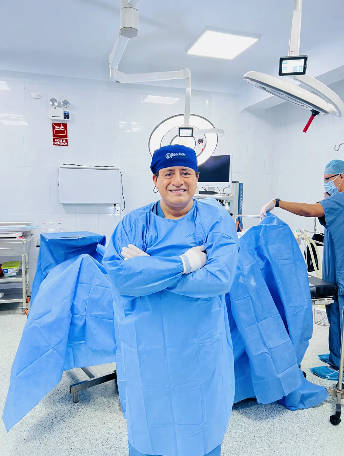 Dr. Carlos Chero en quirófano
